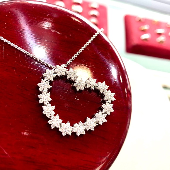 Diamond studded heart necklace - Picture 3 of 3
